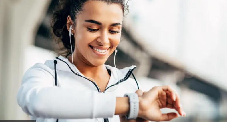 Cómo los relojes inteligentes se usan cada vez más para detectar desde problemas cardíacos hasta el mal de Parkinson