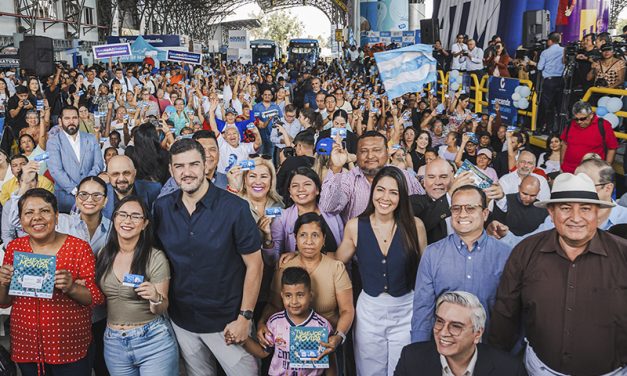 Alcalde Aquiles Alvarez lideró la entrega de las primeras 500 tarjetas La Guayaca