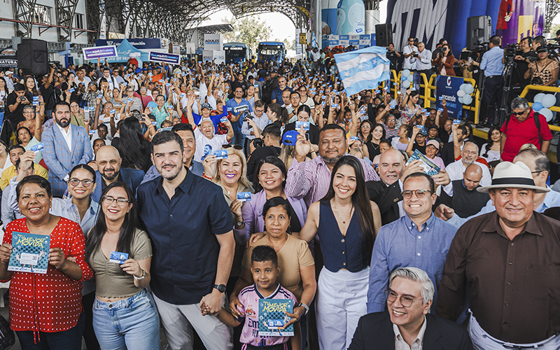 Alcalde Aquiles Alvarez lideró la entrega de las primeras 500 tarjetas La Guayaca