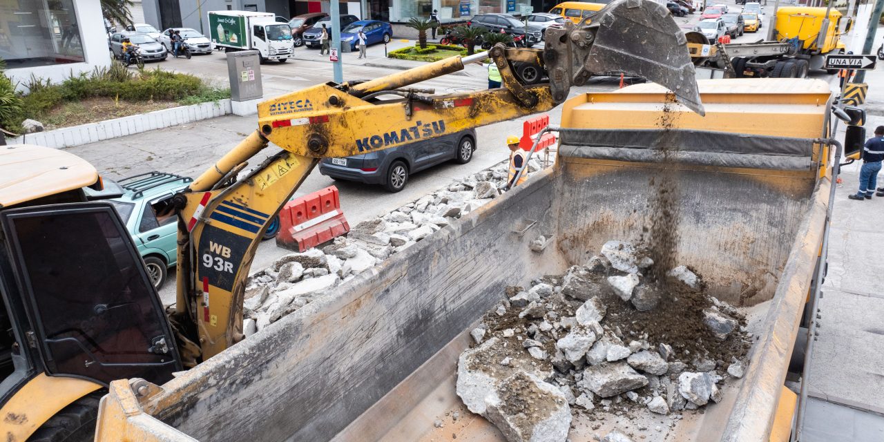 Municipio de Guayaquil mejora infraestructura vial en las calles  Guayacanes y Circunvalación Sur de Urdesa