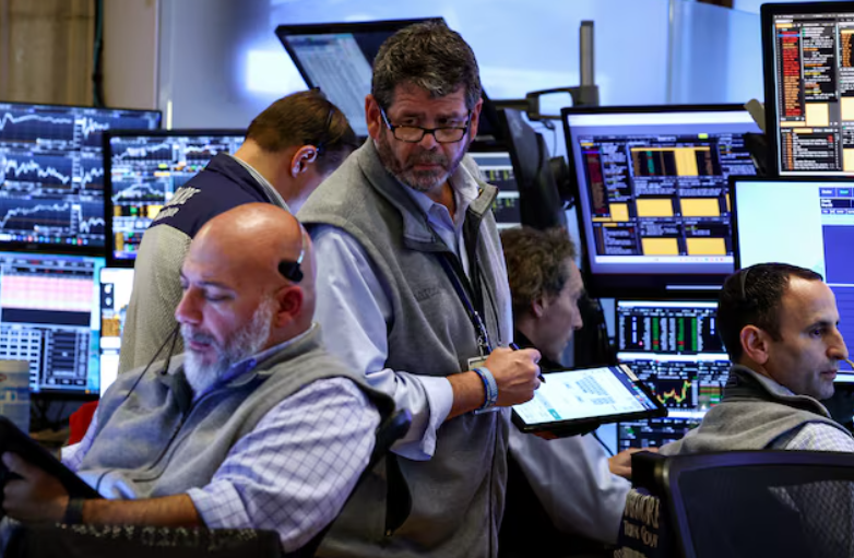 Wall Street avanza a medida que los inversores favorecen a las empresas de pequeña capitalización sobre las grandes tecnológicas; Los bancos se repuntan