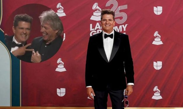 Un recuerdo para toda la vida: así fue el emotivo momento en el que Bon Jovi le entrega el premio ‘Persona del año’ a Carlos Vives