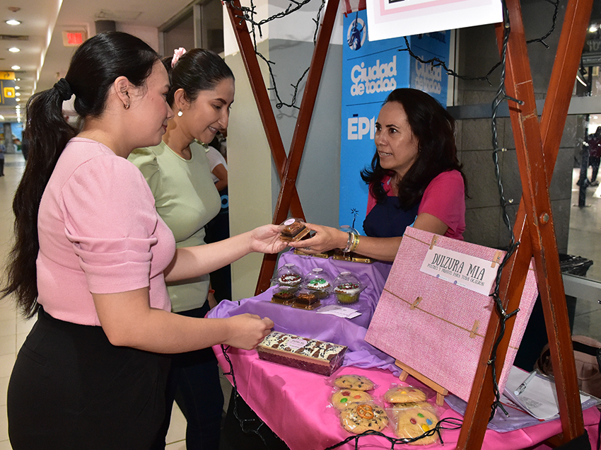 Mujeres emprendedoras capacitadas por ÉPICO ofrecen sus productos en la Terminal Terrestre de Guayaquil