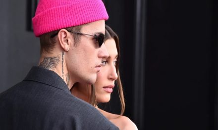 Hailey y Justin Bieber posan con su bebé en el primer Halloween del pequeño