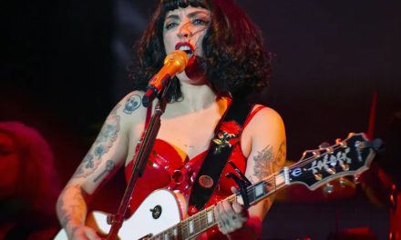 Mon Laferte ofrecerá concierto desnuda