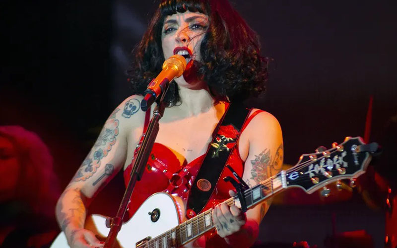 Mon Laferte ofrecerá concierto desnuda