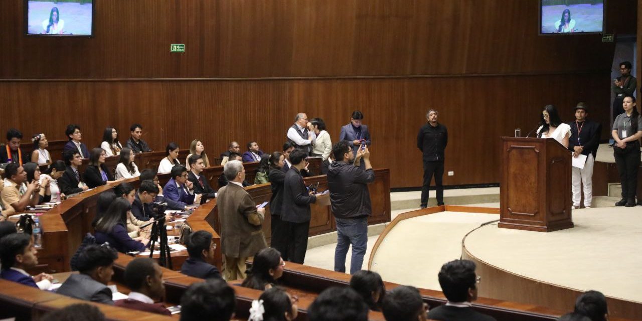 Presidenta de la Asamblea Nacional invita a los jóvenes a mantener su espíritu rebelde y aportar en las transformaciones sociales