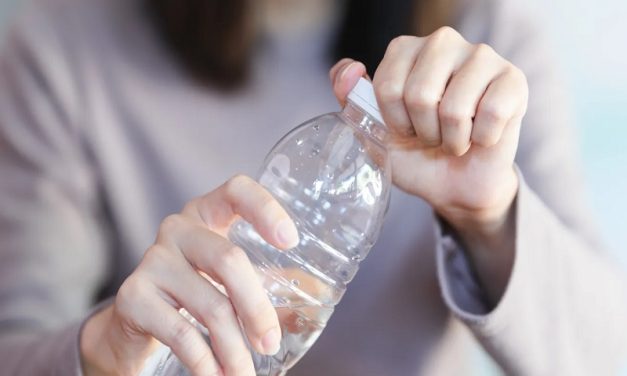 Las razones por las que los científicos recomiendan no beber agua embotellada