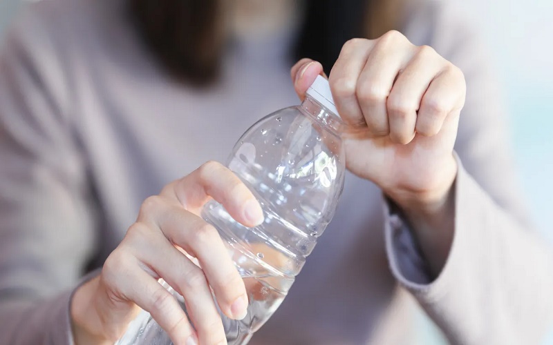 Las razones por las que los científicos recomiendan no beber agua embotellada