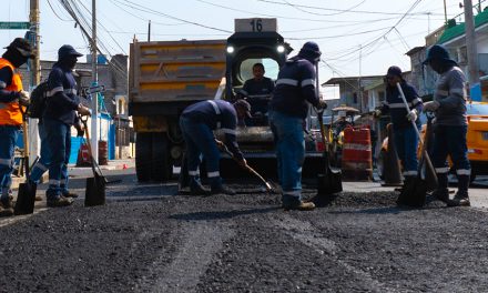 Municipio ejecuta bacheo asfáltico en puntos críticos de la calle Tungurahua