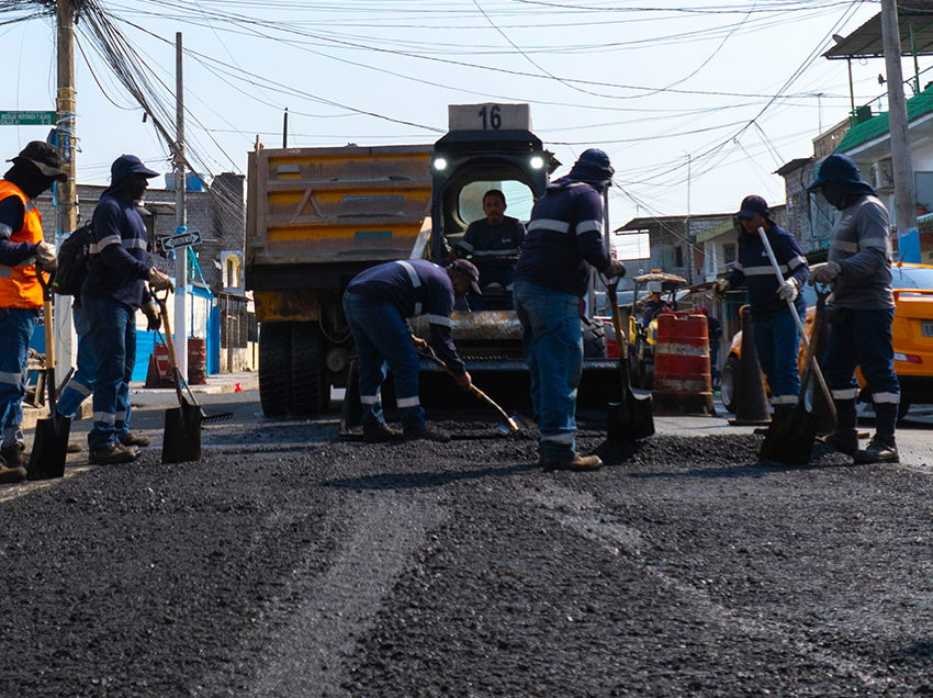 Municipio ejecuta bacheo asfáltico en puntos críticos de la calle Tungurahua