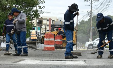 Municipio de Guayaquil responde requerimientos de moradores de la Urbanización Santorini y realiza trabajos de bacheo