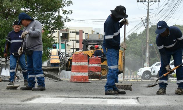 Municipio de Guayaquil responde requerimientos de moradores de la Urbanización Santorini y realiza trabajos de bacheo