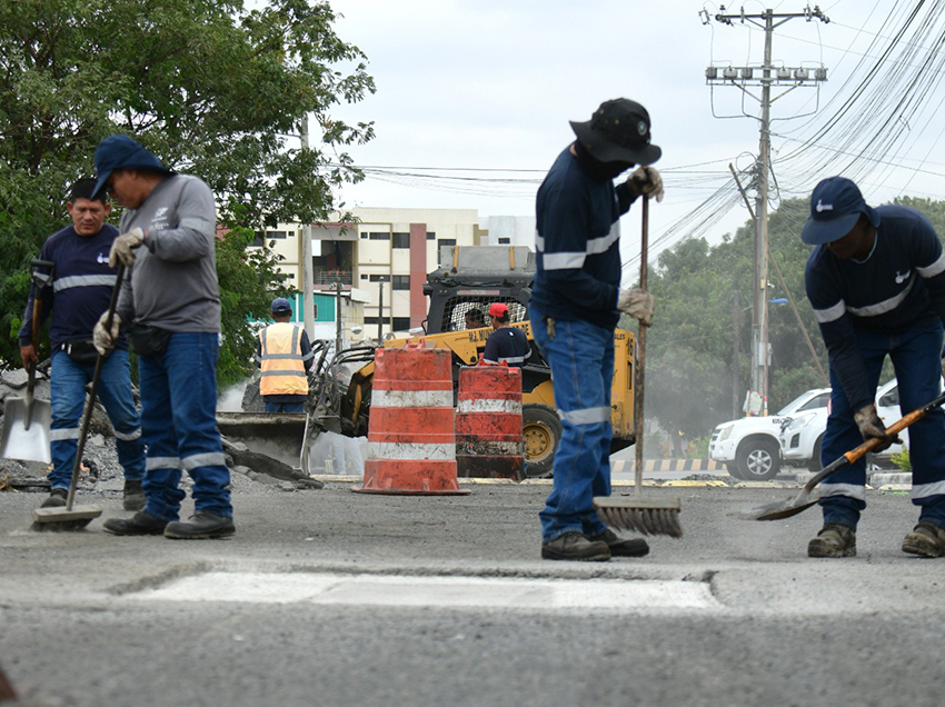 Municipio de Guayaquil responde requerimientos de moradores de la Urbanización Santorini y realiza trabajos de bacheo