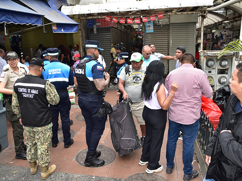 330 Policías y Agentes Municipales se movilizarán para prevenir la venta de pirotecnia en la Bahía de Guayaquil