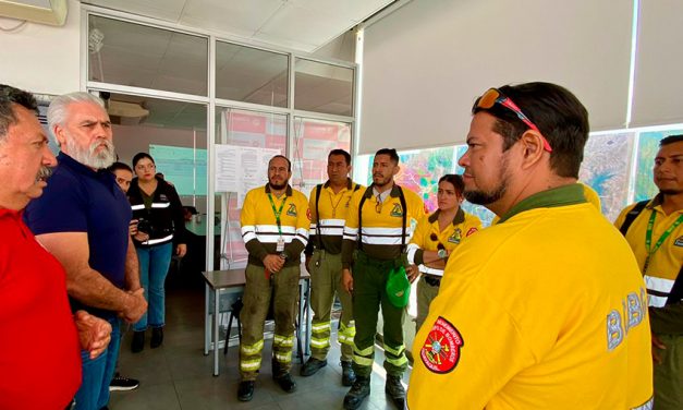 Bomberos de Guayaquil activó equipo técnico en apoyo a la emergencia por incendios forestales en Cuenca