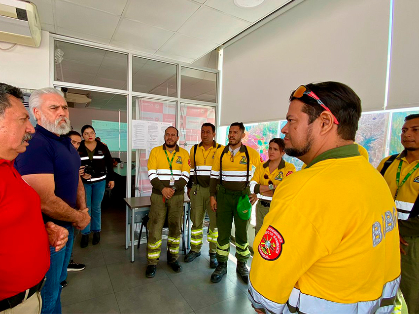 Bomberos de Guayaquil activó equipo técnico en apoyo a la emergencia por incendios forestales en Cuenca