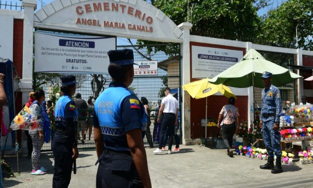 Agentes de ATM y Segura EP se desplegaron los cementerios de Guayaquil