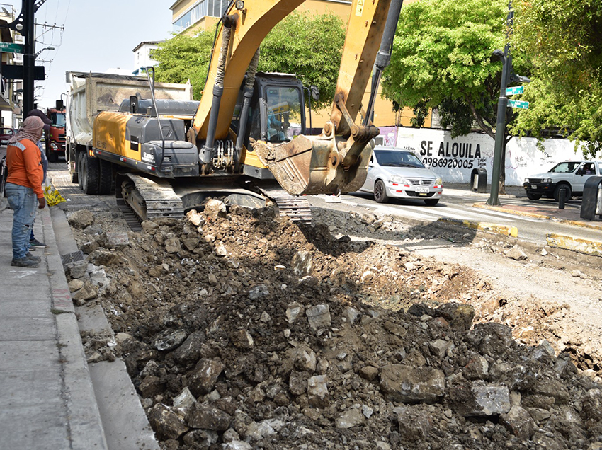 Obras Públicas renueva el pavimento deteriorado de la calle Chile