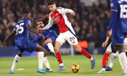 TABLAS EN STAMFORD BRIDGE: Moisés Caicedo fue titular y capitán en el Derby de Londres