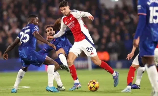 TABLAS EN STAMFORD BRIDGE: Moisés Caicedo fue titular y capitán en el Derby de Londres