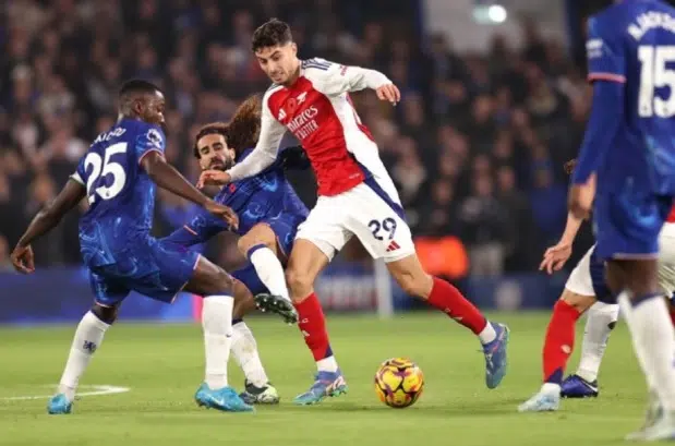 TABLAS EN STAMFORD BRIDGE: Moisés Caicedo fue titular y capitán en el Derby de Londres