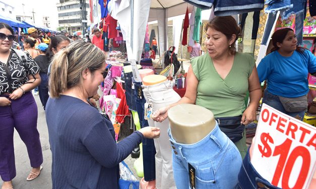 1.100 comerciantes autónomos participarán en los Corredores Navideños que se instalarán en las calles céntricas de Guayaquil