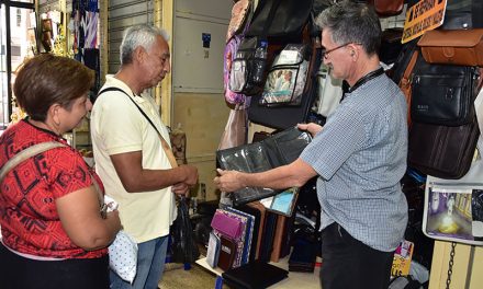 Los 130 comerciantes del Pasaje El Correo ofrecen artículos para la época navideña