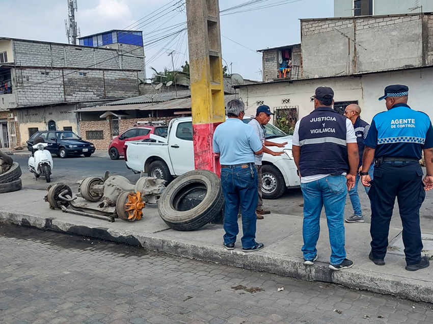 Justicia y Vigilancia da plazo de 48 horas para que propietario de taller despeje la vía pública