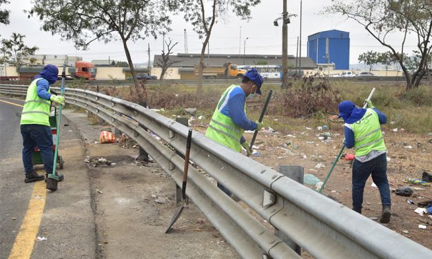 Limpieza profunda se realizó a lo largo de tres kilómetros de la Vía Perimetral