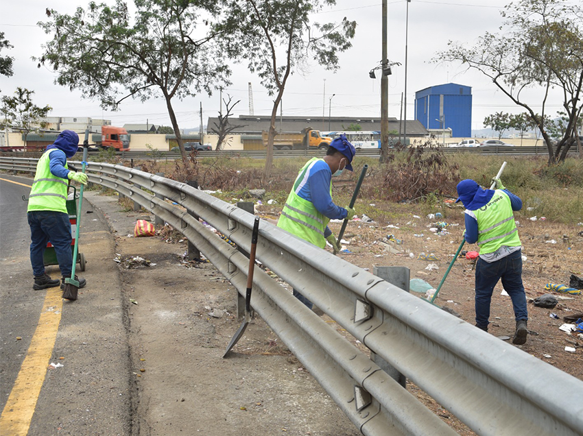 Limpieza profunda se realizó a lo largo de tres kilómetros de la Vía Perimetral