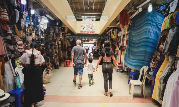 Mercado Artesanal Machala, un punto obligado para visitantes y turistas durante el feriado