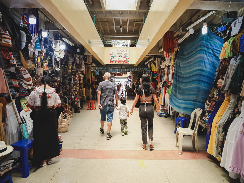 Mercado Artesanal Machala, un punto obligado para visitantes y turistas durante el feriado