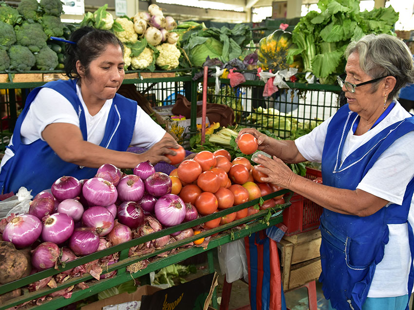 Mercado Municipal Jose Mascote ofrece variedad de ingredientes para las cenas navideñas a precios económicos