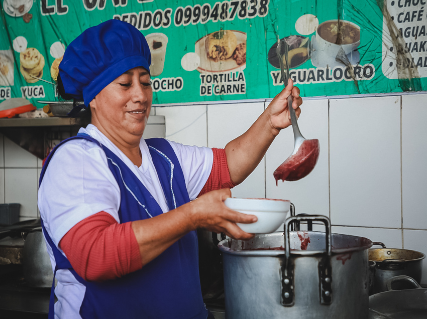 Mercados municipales se activan con la venta de la colada morada