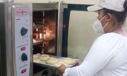 Las mujeres en Ecuador reciben en promedio USD 4.700 en créditos para emprender