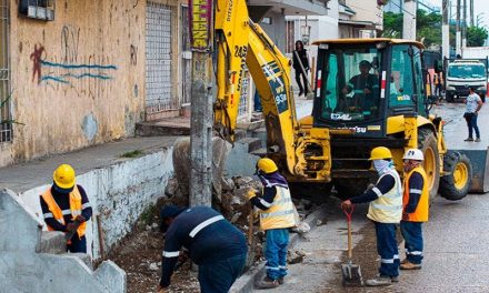 Obras Públicas repara acera en Av. Tanca Marengo