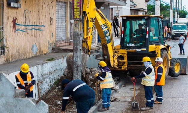 Obras Públicas repara acera en Av. Tanca Marengo