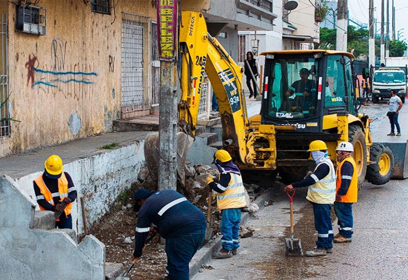 Obras Públicas repara acera en Av. Tanca Marengo