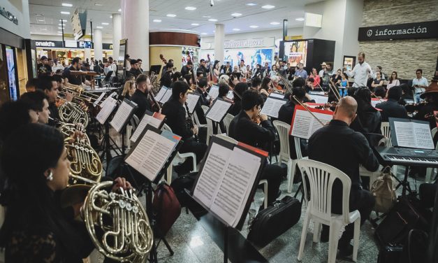 Orquesta Filarmónica Municipal llevó su arte al aeropuerto José Joaquín de Olmedo