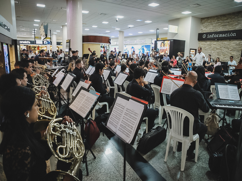 Orquesta Filarmónica Municipal llevó su arte al aeropuerto José Joaquín de Olmedo