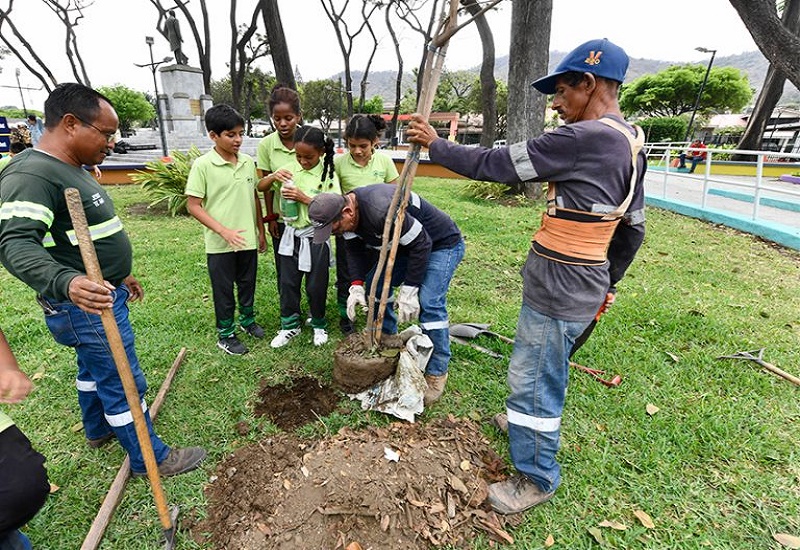 Municipio de Guayaquil entregó renovado parque a los moradores de Los Ceibos y sembró 70 árboles