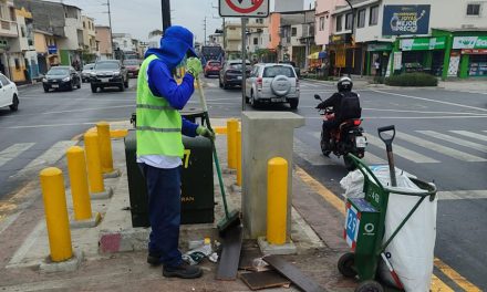 A lo largo de la Av. Portete se recogen tres toneladas de basura a diario