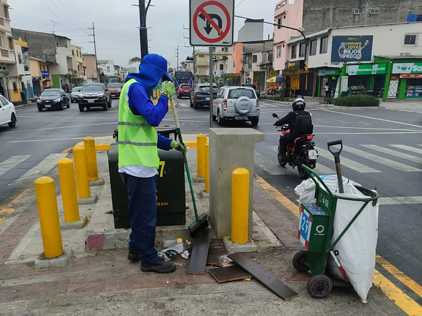 A lo largo de la Av. Portete se recogen tres toneladas de basura a diario