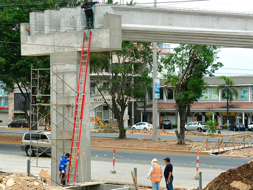 Construcción de paso peatonal en Vía a la Costa tiene un avance del 52%