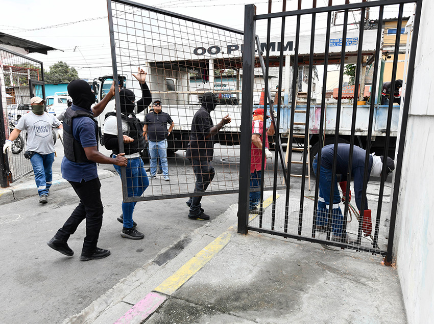 Operativo permitió el retiro de rejas irregulares que impedían el accionar de la fuerza pública en el Guasmo