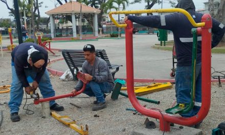 Reparan máquinas geriátricas del parque El Caminante, en el sur de Guayaquil