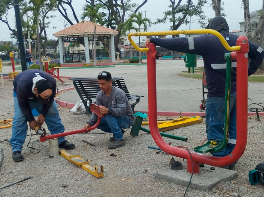 Reparan máquinas geriátricas del parque El Caminante, en el sur de Guayaquil