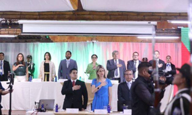 La titular de la Asamblea recuerda al Ejecutivo las obligaciones pendientes con Santo Domingo