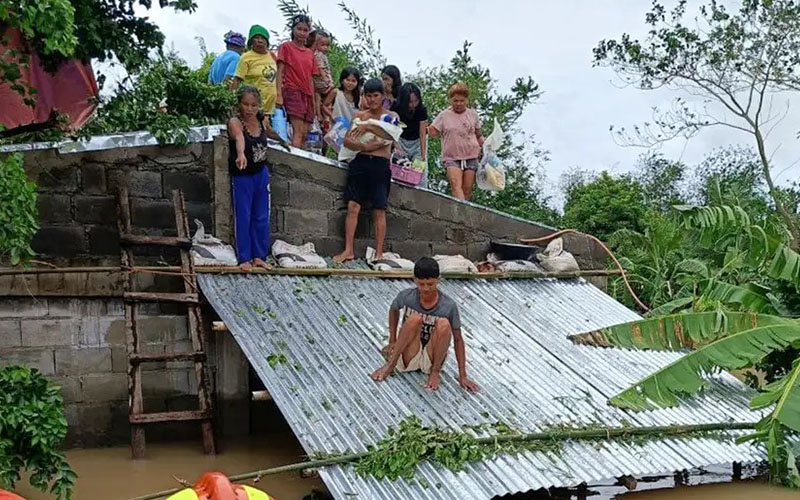 Filipinas recibe azote del tifón Toraji, el cuarto en un mes